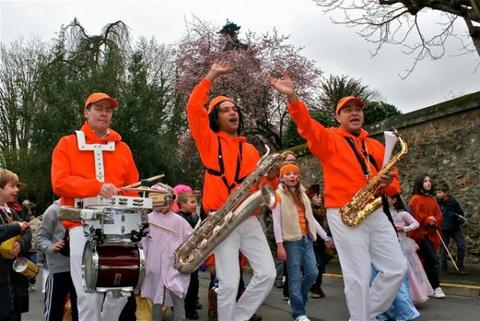 défilé avec fanfare